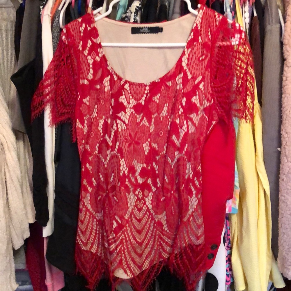Beautiful cutout back buckle shirt!